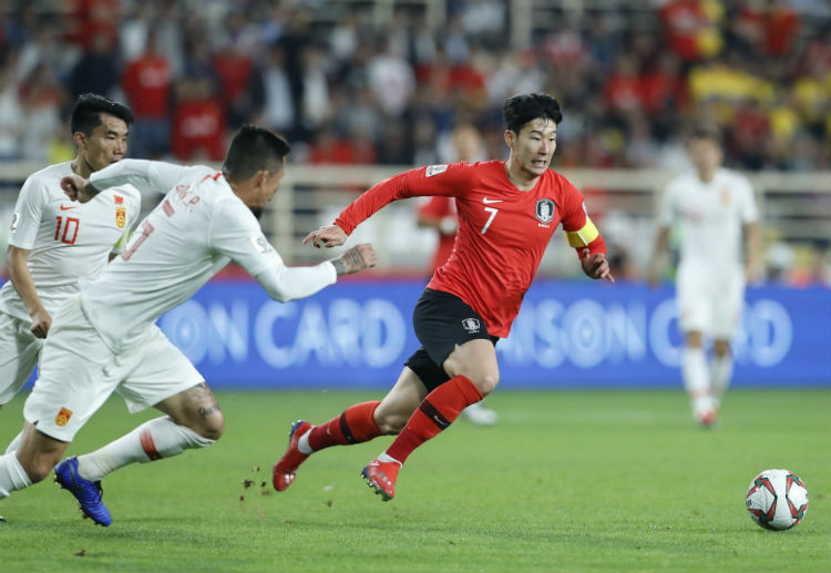 손흥민이 중국과의 AFC 아시안컵 경기에서 활약하고 있다.