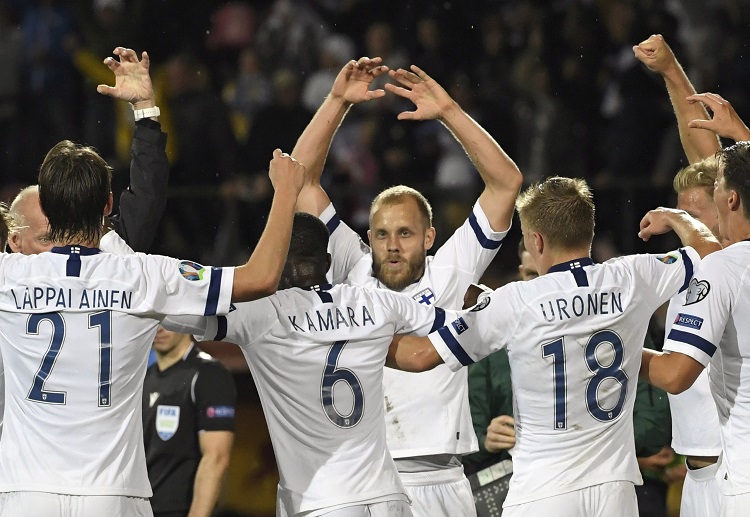 Euro2020 Qualifying: Teemu Pukki mang về quả phạt đền khi bị Sensi phạm lỗi trong vòng cấm