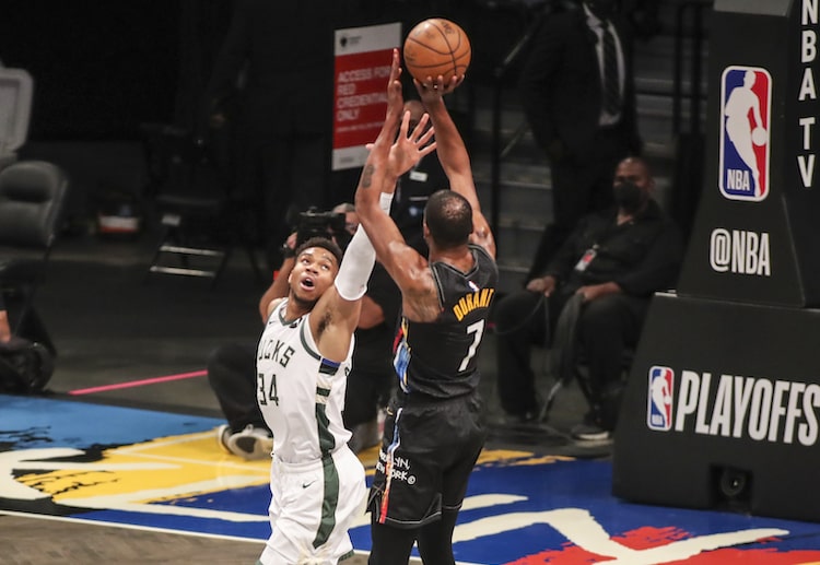 Milwaukee Bucks gặp khó tại bán kết NBA Playoffs 2021