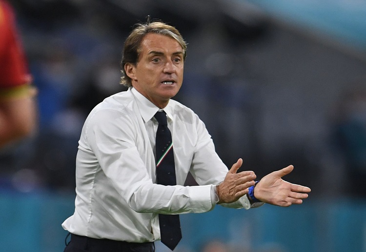 意大利的球员德布劳内正在场边热身