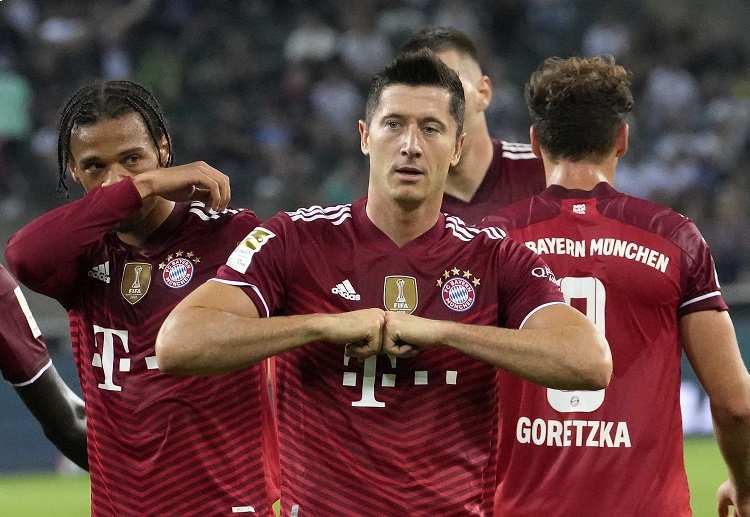 Robert Lewandowski rescues Bayern in Bundesliga opener at Gladbach