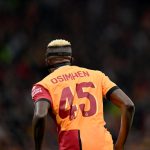 ပရီးမီးယားလိဂ် ကလပ် မန်ချက်စတာယူနိုက်တက် တာဝန်ရှိသူတွေ ကတော့ နာပိုလီ တိုက်စစ်မှူး ဗစ်တာ အိုဆင်မ်ဟန်ကို ခေါ်ယူဖို့ ဆွေးနွေးမှုတွေ ပြုလုပ်ခဲ့တယ်လို့ Il Napolista က ဖော်ပြခဲ့ပါတယ်။