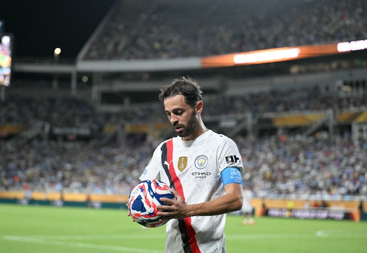 英超联赛 第83分钟，B席的头球稍高，错失了进球机会。