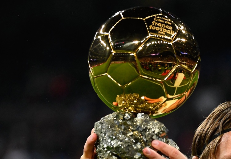 တချို့ကလည်း လာလီဂါ ထိပ်သီး တို့ဟာ ချော်လဲ ရောထိုင် အကွက်နဲ့ ဘယ်လွန်ဒေါ ဆုပေးပွဲ မတက်တာ ဖြစ်နိုင်ကြောင်း ဝေဖန်လျက် ရှိနေပါတယ်။