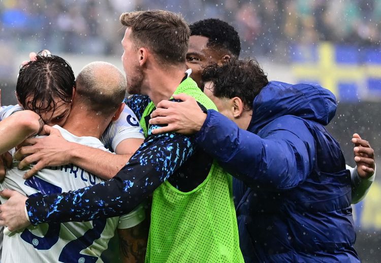 意甲联赛 国际米兰在补时阶段凭借维罗纳的乌龙球完成绝杀，客场2比1取胜。